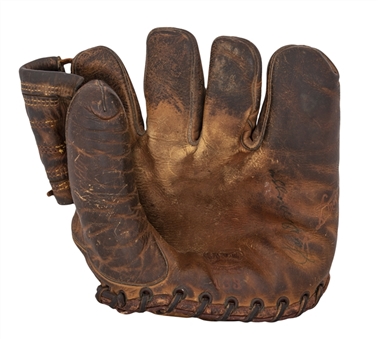 Joe DiMaggio Signed Fielders Glove (PSA/DNA)
